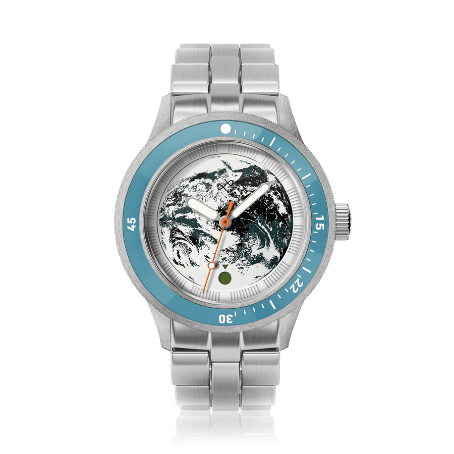 Earthrise WWF パートナーシップ、Automatic / 2026 モデル(AV86製)。マリンブルーのベゼル、地球をモチーフにした文字盤、ステンレススチール製ブレスレットを備えています。