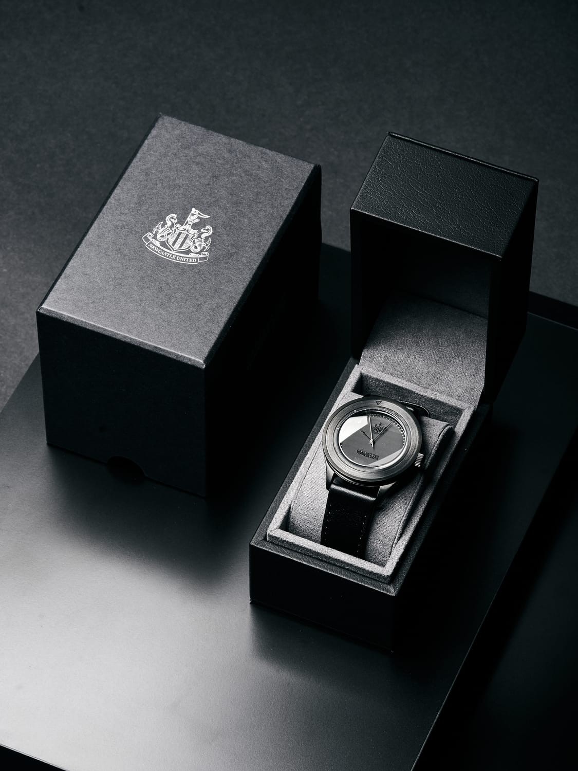 Official Carabao Cup Winners 24/25 Edition, Newcastle United / Memorabilia Watch by AV86, quartz watch in a black presentation box with leather strap