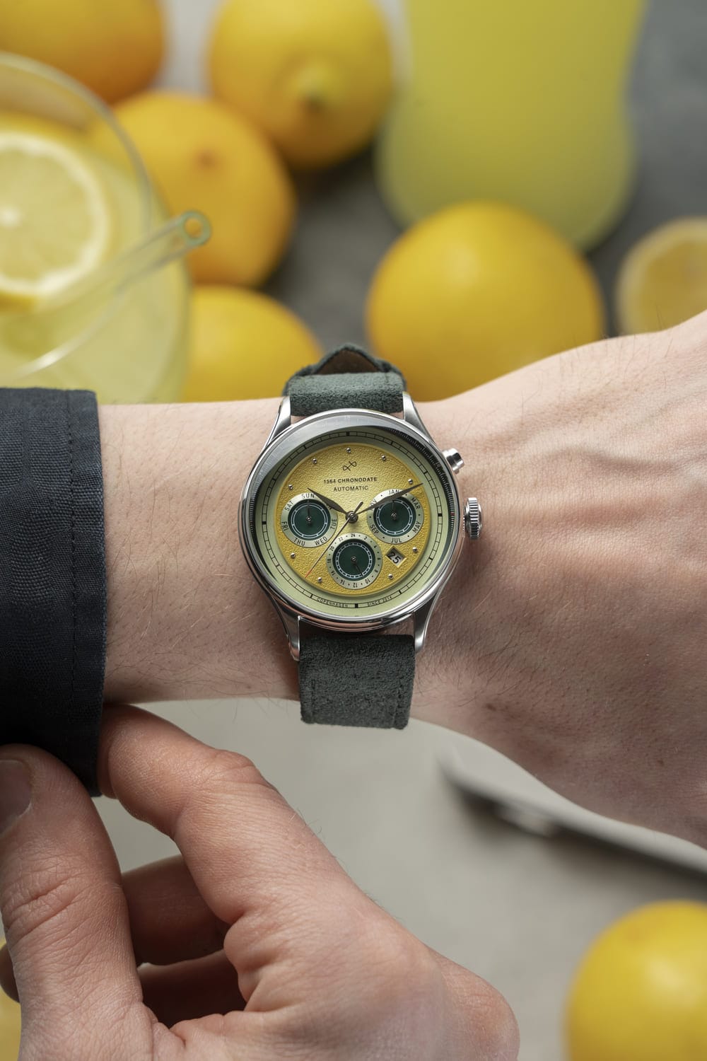 1564 Chronodate Automatik von AV86 – ein Chronograph im Vintage-Stil mit Saphirglas, strukturiertem Zifferblatt und einem Armband aus Wildleder