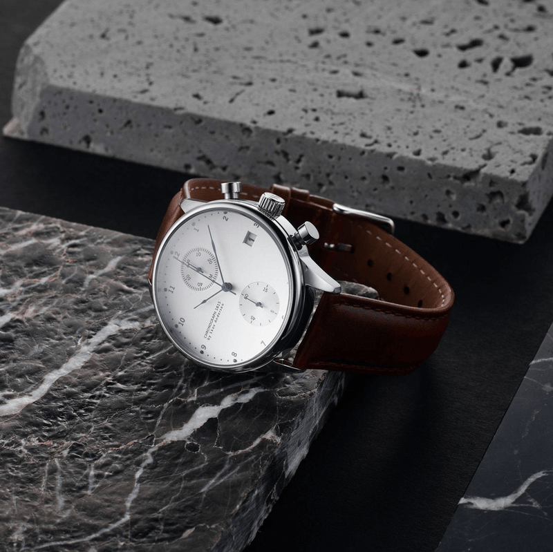 Chronographe 1815 d'AV86 : chronographe de luxe d'inspiration vintage, doté d'un verre saphir, d'un boîtier en acier poli et d'un bracelet en cuir marron