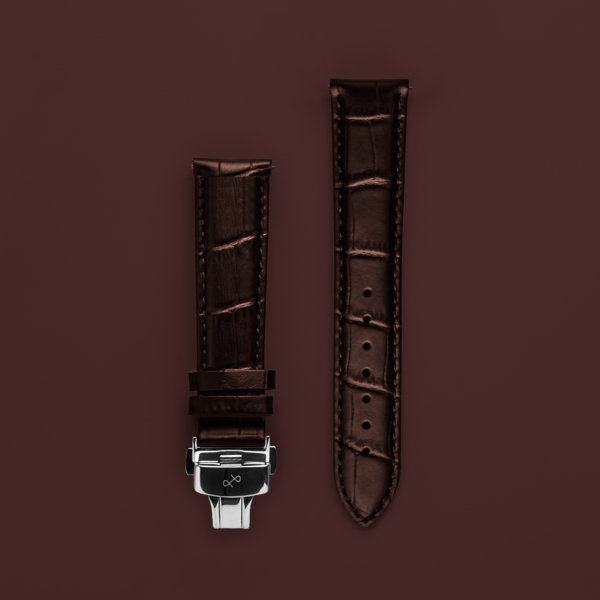 Boucle papillon - Marron croco par AV86 : bracelet en cuir croco de haute qualité, doté d'une boucle papillon en acier inoxydable et de détails gravés