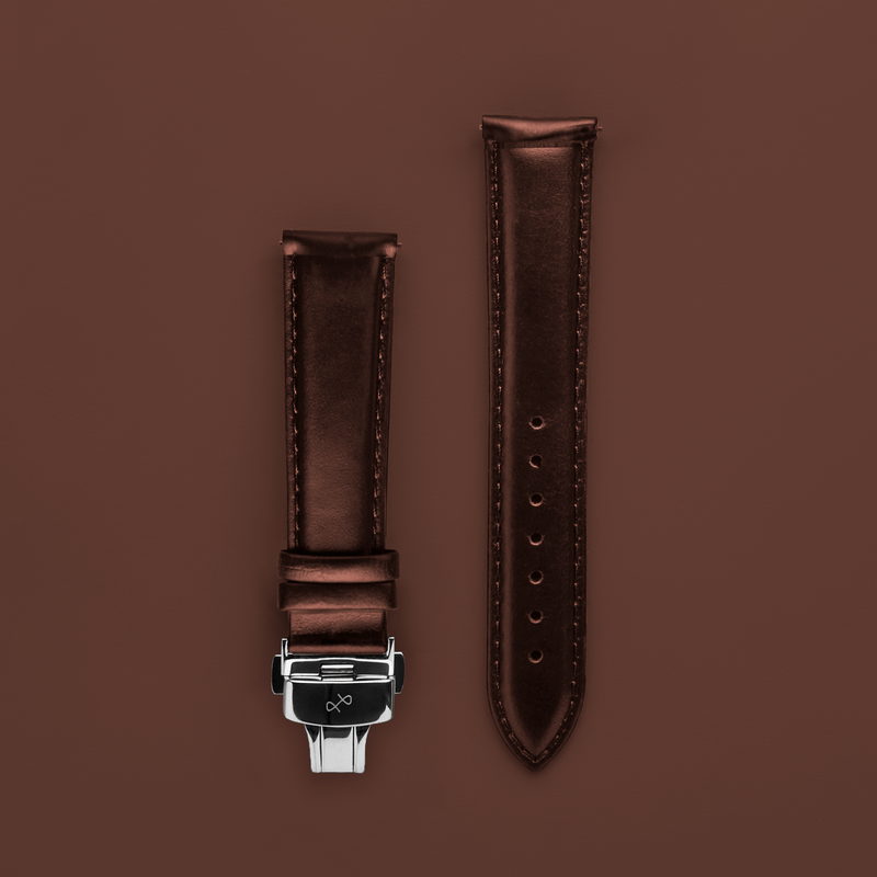 Fermoir papillon - Bracelet en cuir marron foncé avec détail gravé et fermoir papillon poli, par AV86 Scandinavian Design