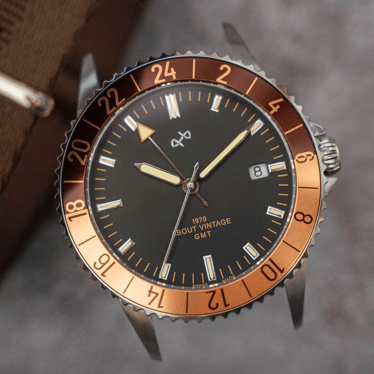 Montre GMT automatique Haagen de 1970, fabriquée en Suisse par AV86, modèle de luxe doté d'un cadran d'inspiration vintage, d'un Verre saphir et d'une lunette bordeaux et or