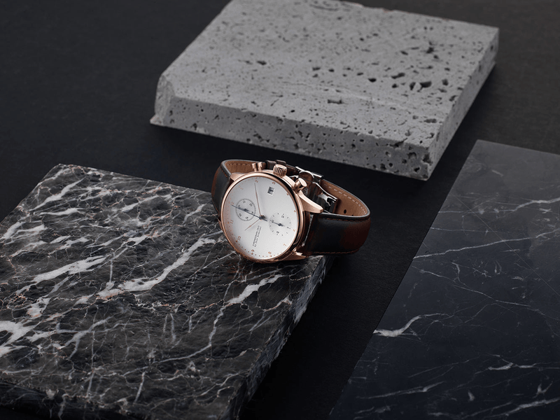 Chronographe 1815 d'AV86 : chronographe de luxe doté d'un verre saphir, d'un cadran d'inspiration vintage et d'un bracelet en cuir noir, présenté sur un socle en marbre