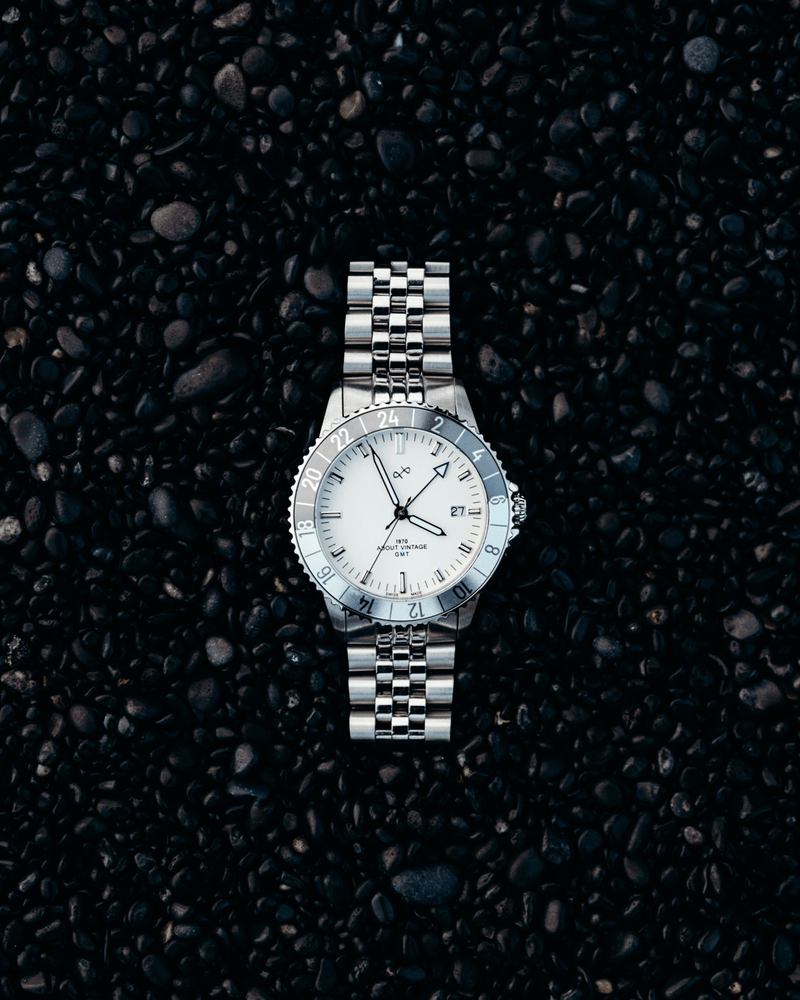 Garde-temps de luxe Glacier GMT Automatique de 1970 par AV86, dotée d'un mouvement automatique suisse, d'une lunette GMT, d'un verre saphir et d'un bracelet en acier