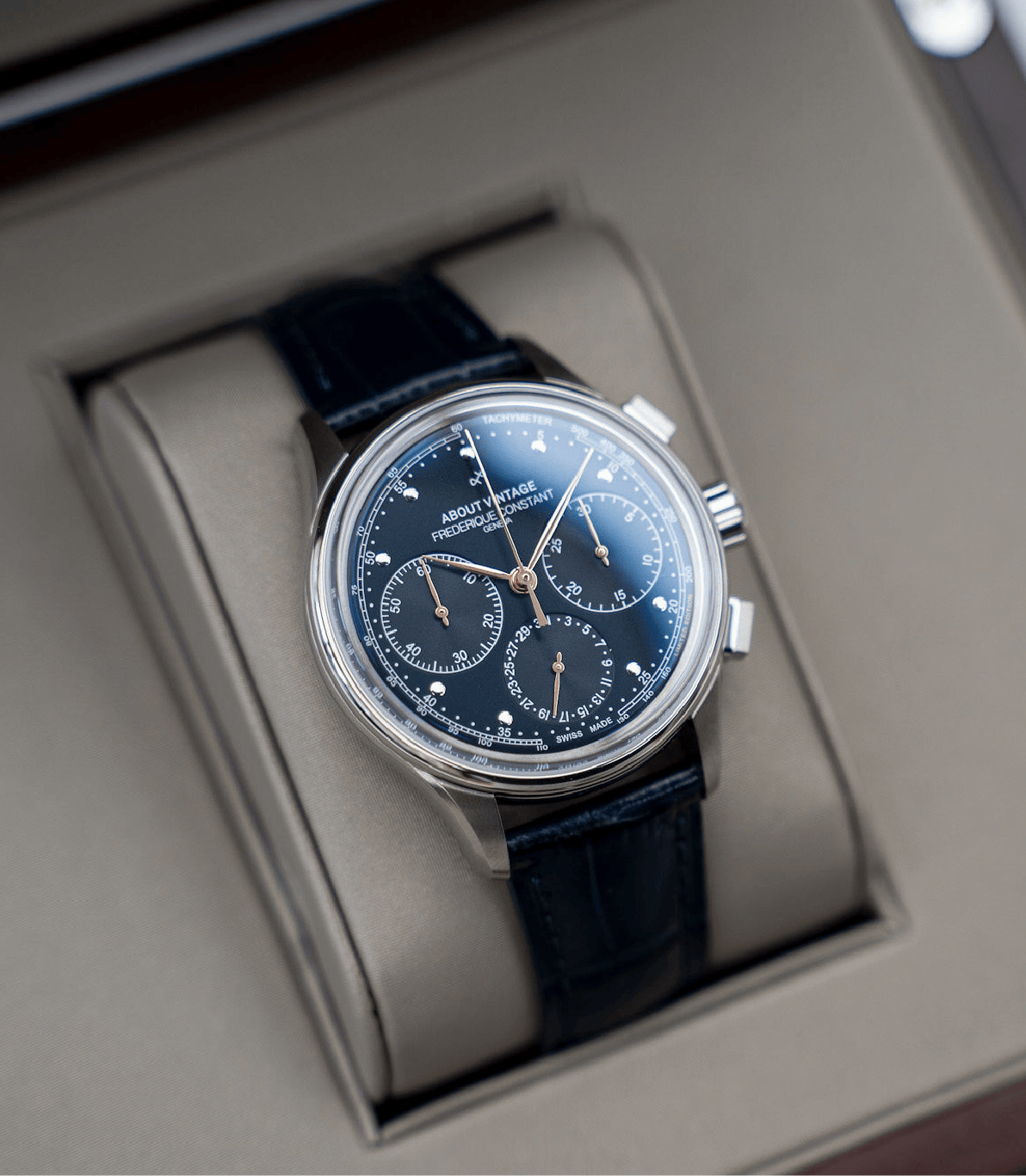 1988 Flyback, Chronograph / Édition limitée par AV86, avec cadran d'inspiration vintage, verre saphir, lunette tachymétrique et bracelet en cuir
