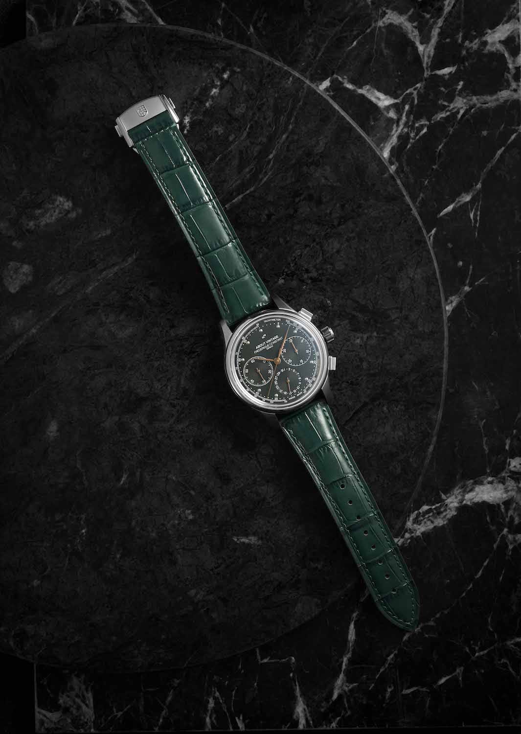 1988 Flyback, Chronographe - Édition limitée par AV86 : chronographe automatique avec verre saphir et bracelet en cuir, sur fond de marbre foncé