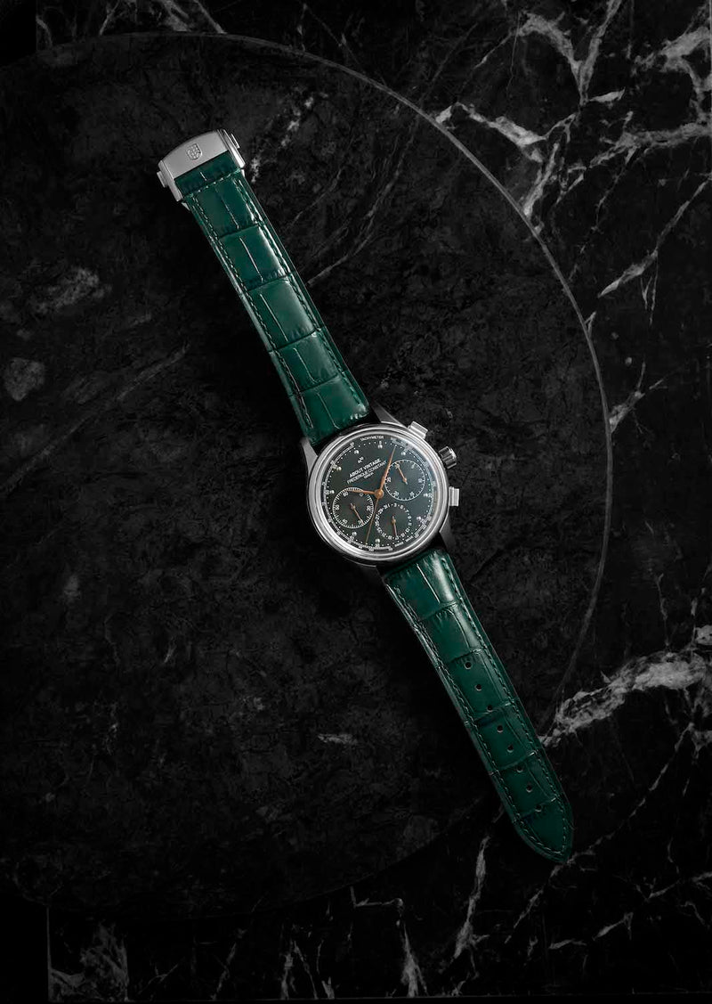1988 Flyback, Chronographe - Édition limitée par AV86 : chronographe automatique avec verre saphir et bracelet en cuir, sur fond de marbre foncé