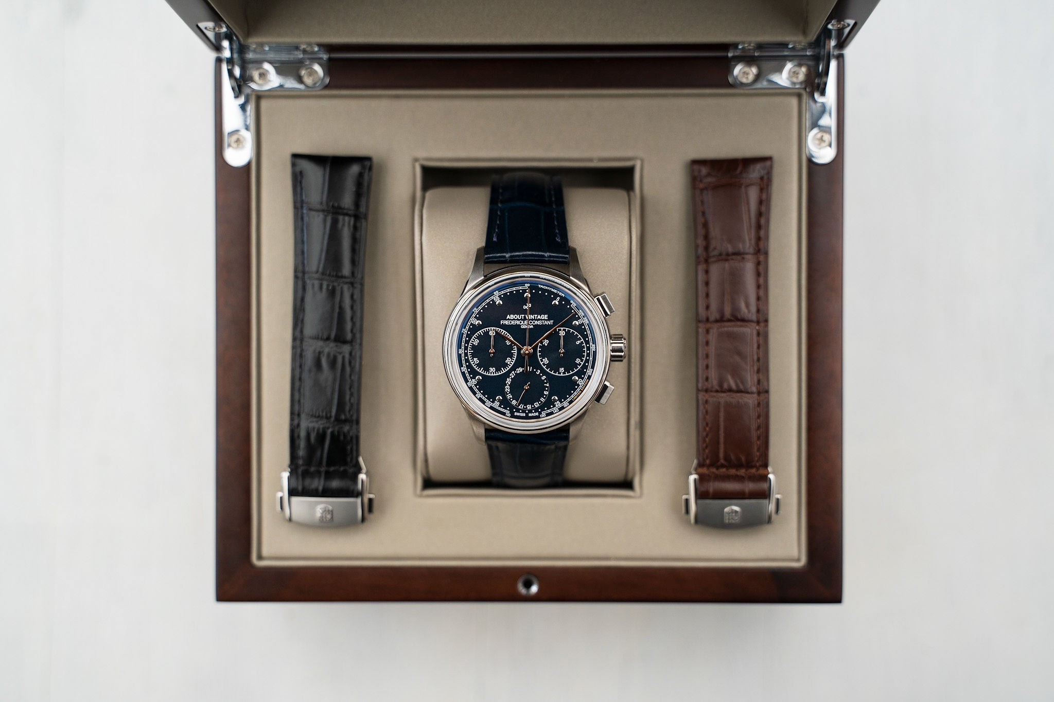 1988 Flyback, Chronographe / Édition limitée par AV86 : Chronographe d'inspiration vintage doté d'un verre saphir et de bracelets en cuir interchangeables