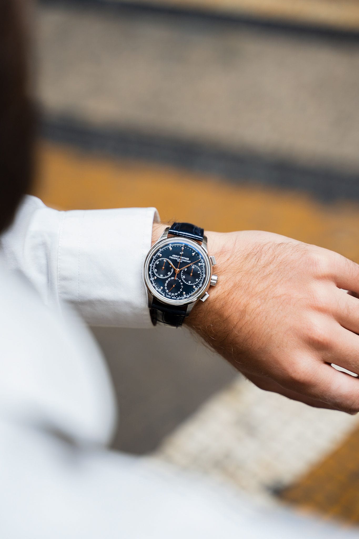 1988 Flyback, Chronographe / Édition limitée par AV86 : Chronographe d'inspiration vintage avec verre saphir et bracelet en cuir