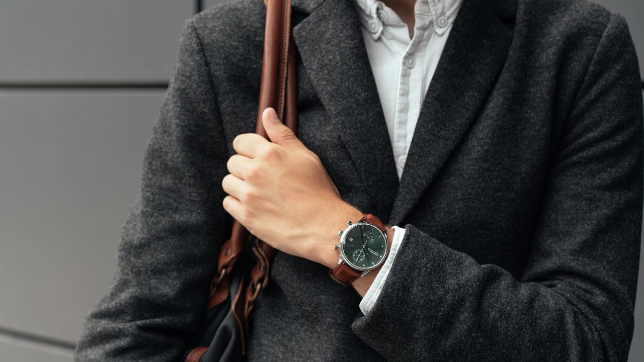 Is It Bad Manner for Business Professionals Not to Wear a Watch? Modern Perspectives on Wristwatches