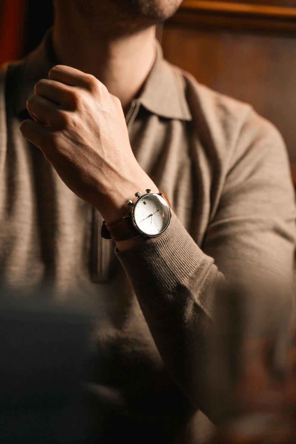 AV86의 1844 Chronograph. 빈티지 스타일의 다이얼, 정밀한 타이밍 라인, Sapphire Crystal, 그리고 손목에 감긴 브라운 가죽 스트랩이 특징입니다.