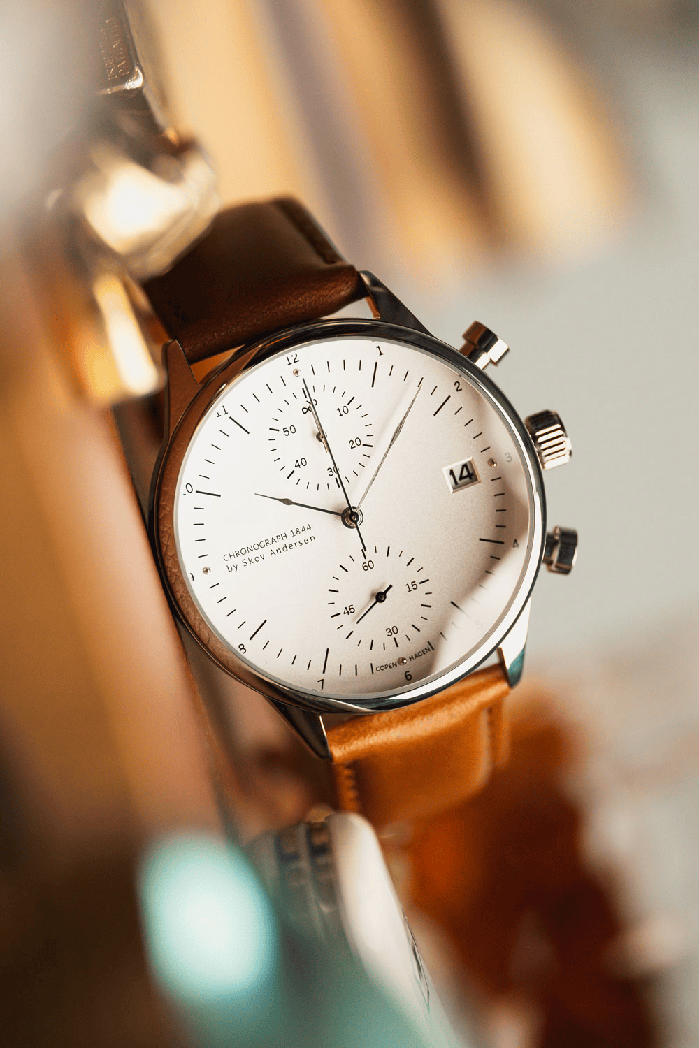 AV86의 1844 Chronograph: 정밀한 다이얼, Sapphire Crystal, 크로노그래프 서브 다이얼, 날짜 창, 브라운 가죽 스트랩