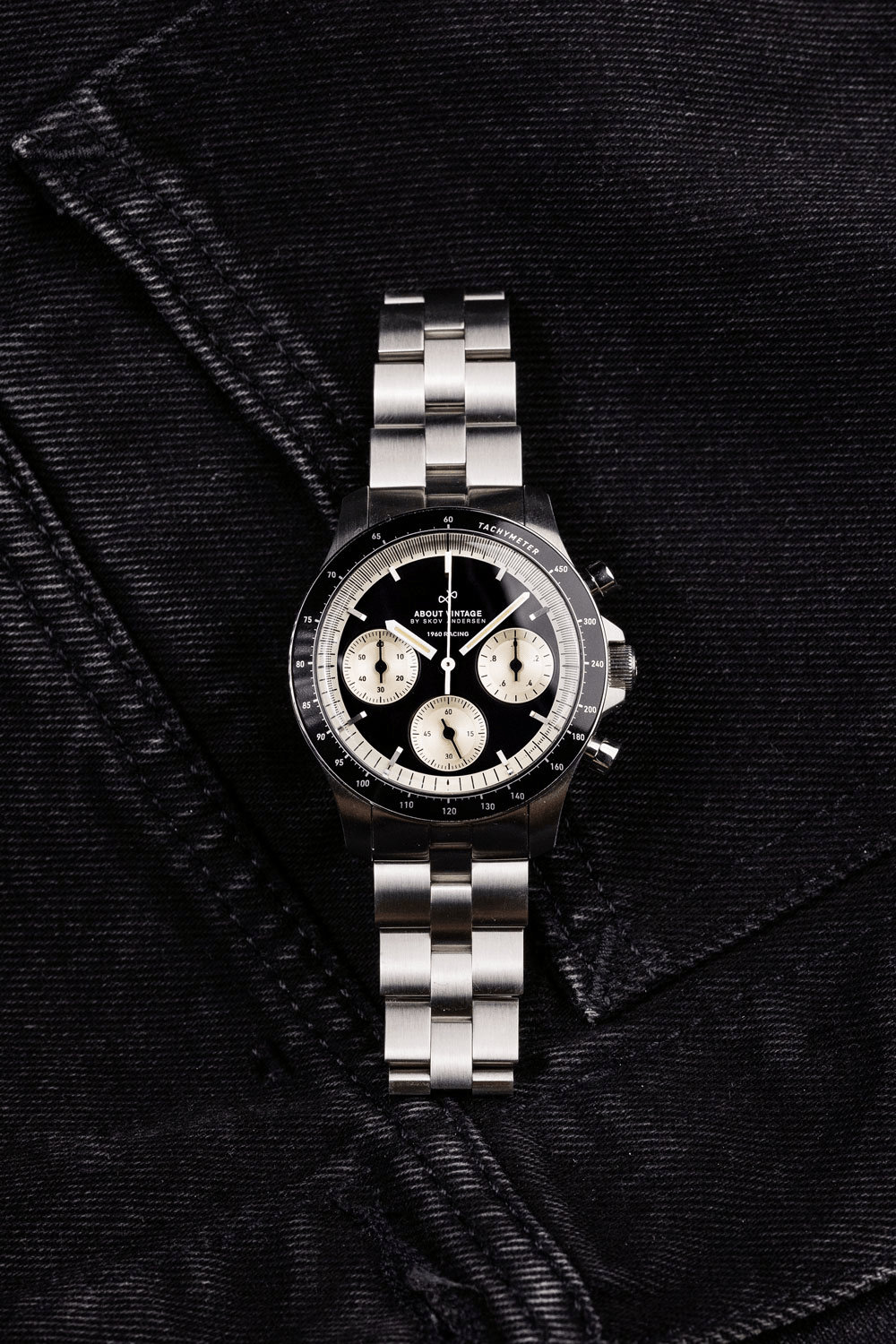 1960 Racing Chronograph by AV86 with vintage-inspired dial, sapphire crystal, tachymeter bezel, and brushed metal bracelet strap