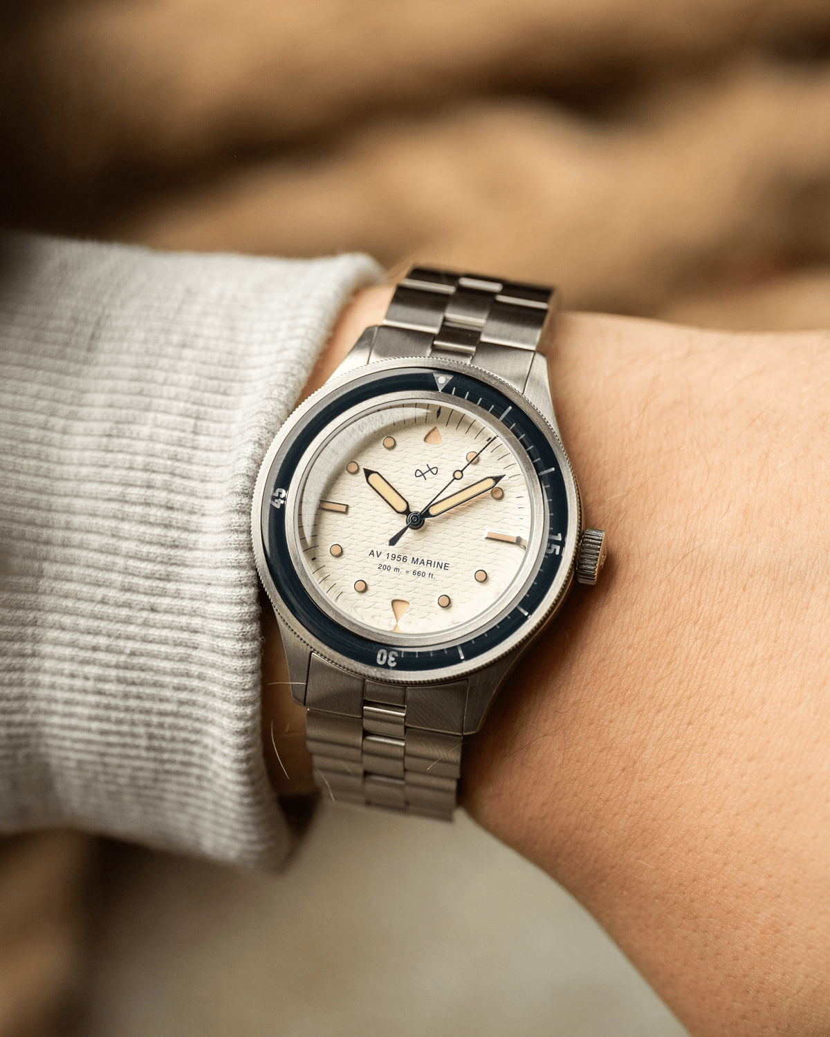 1956 Marine fra AV86 – et vintage-inspireret dykkerur med akrylring, selvlysende markeringer og armbånd i børstet metal