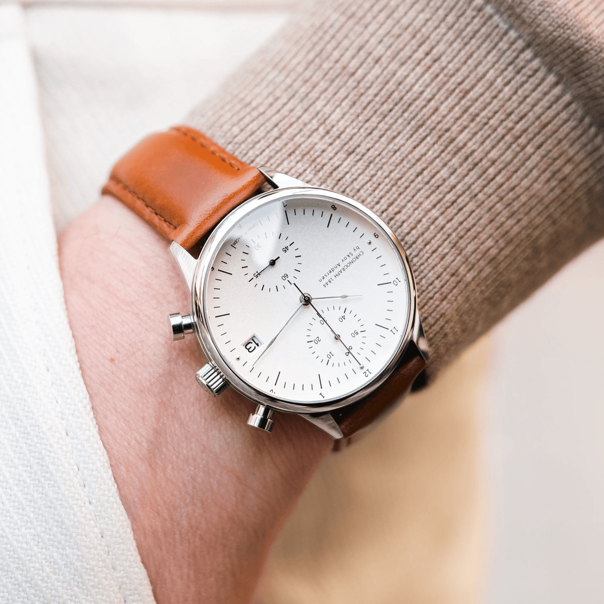 Chronographe 1844 d'AV86 : chronographe d'inspiration vintage doté d'un verre saphir, d'un cadran précis et d'un bracelet en cuir marron