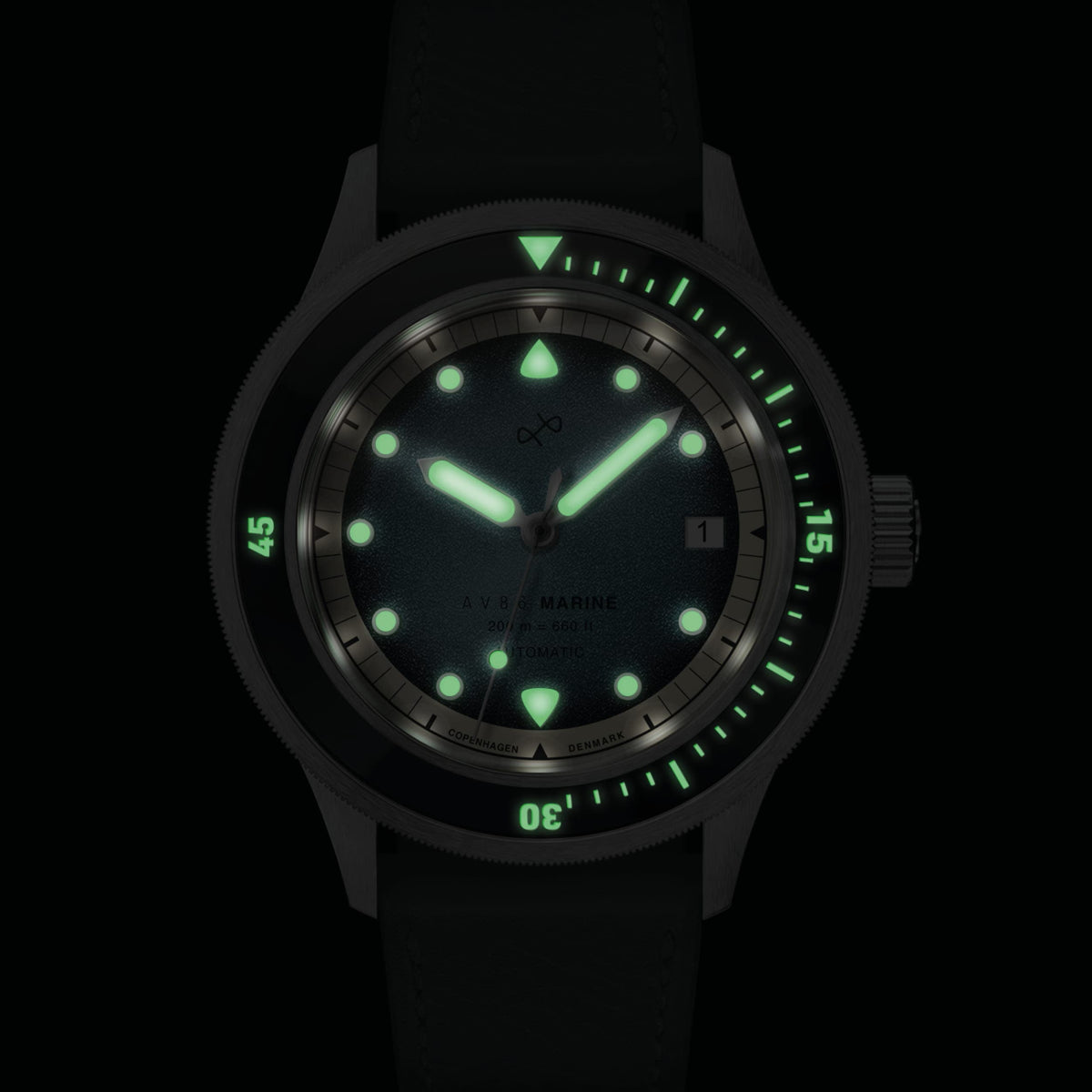 1956 Marine Automatic, stål / blå farveovergang med selvlysende markeringer og visere fra AV86, der fremviser vintage-inspireret design og uremæssig ekspertise