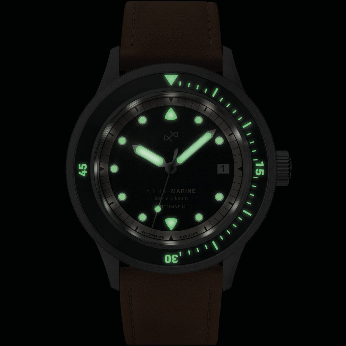 1956 Marine Automatic, stål/grøn fra AV86 med selvlysende indikatorer, stålkasse, grønne detaljer og brun læderrem, der lyser i mørke