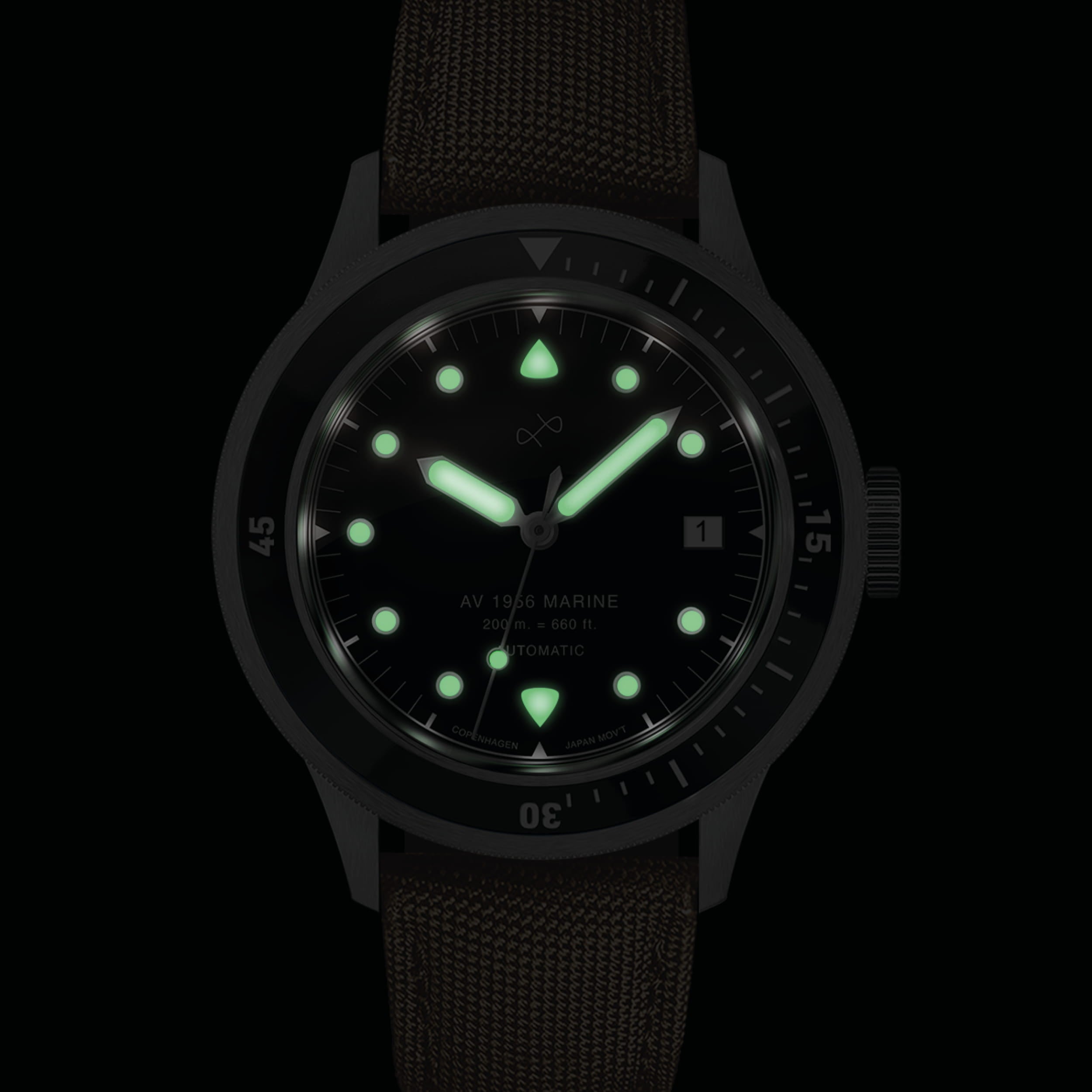 Marine Automatic 1956, acier / noir avec index et aiguilles luminescents, montre d'inspiration vintage signée AV86 dans un environnement peu éclairé