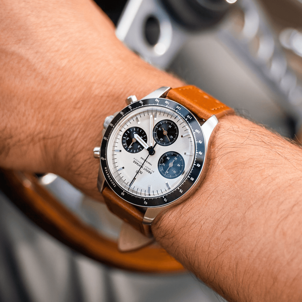 Racing Chronograph 1960 d'AV86 : chronographe de luxe d'inspiration vintage, doté d'un verre saphir, d'une lunette tachymétrique et d'un bracelet en cuir marron