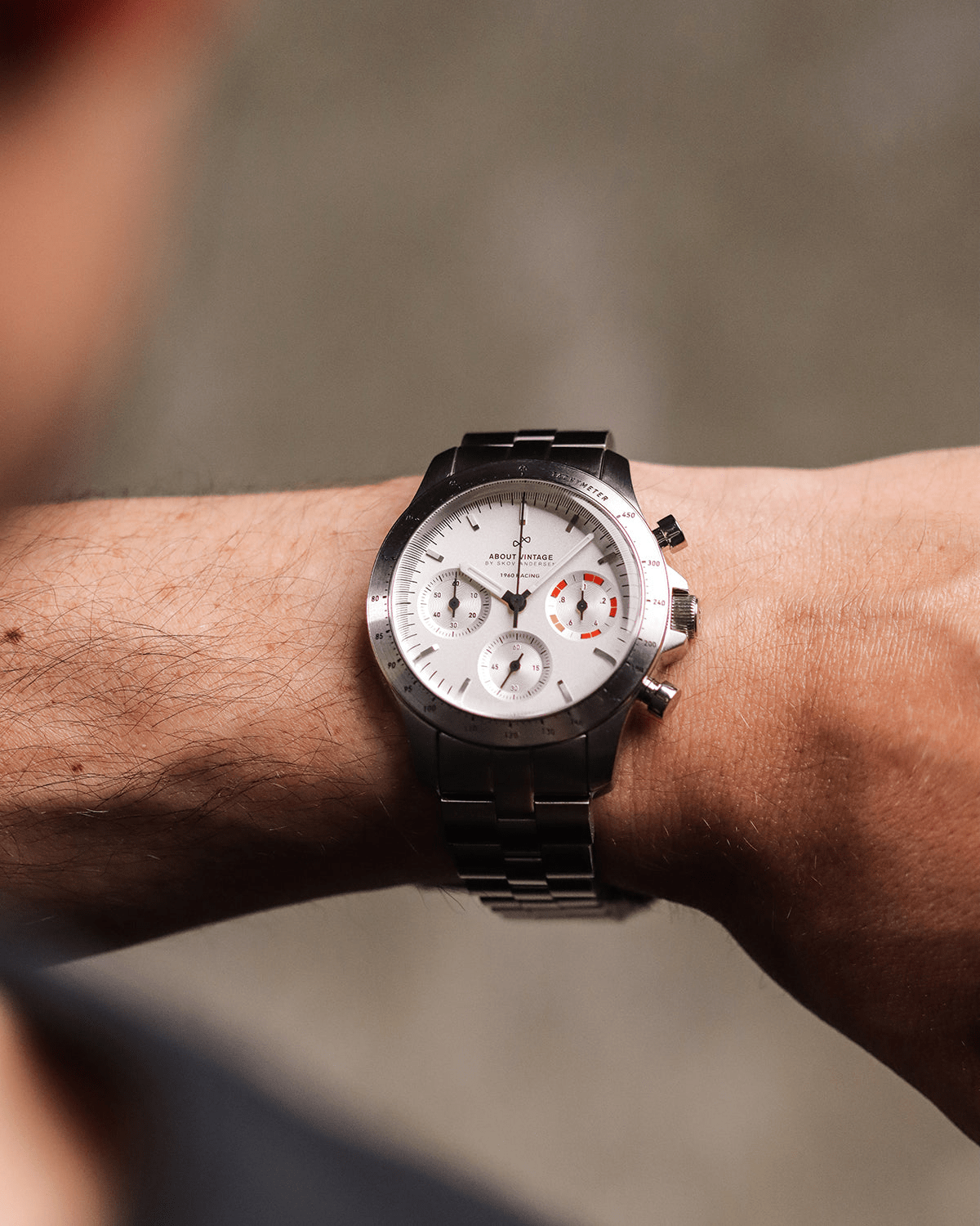 AV86의 1960 Racing Chronograph: 빈티지 스타일의 다이얼, Sapphire Crystal, Chronograph 기능, 스테인리스 스틸 브레이슬릿 스트랩