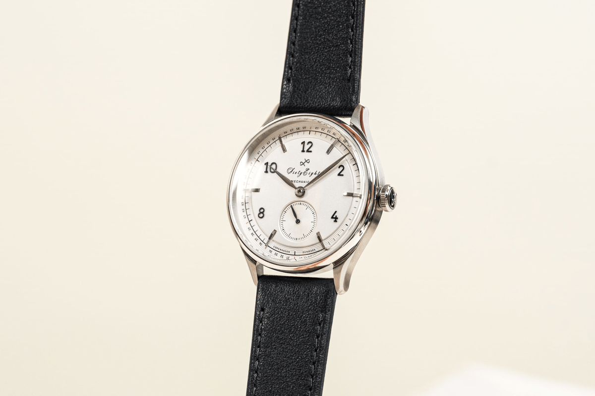 Montre automatique « 1968 Mechanical » de la collection 1968 d'AV86, d'inspiration vintage, dotée d'un cadran blanc minimaliste, d'un Verre saphir et d'un bracelet en cuir noir