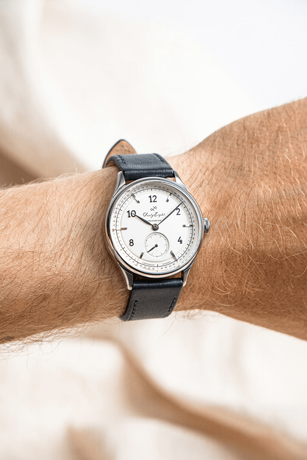 Montre automatique « 1968 Mechanical » de 1968 par AV86, d'inspiration vintage, dotée d'un verre saphir, d'un cadran épuré et d'un bracelet en cuir noir