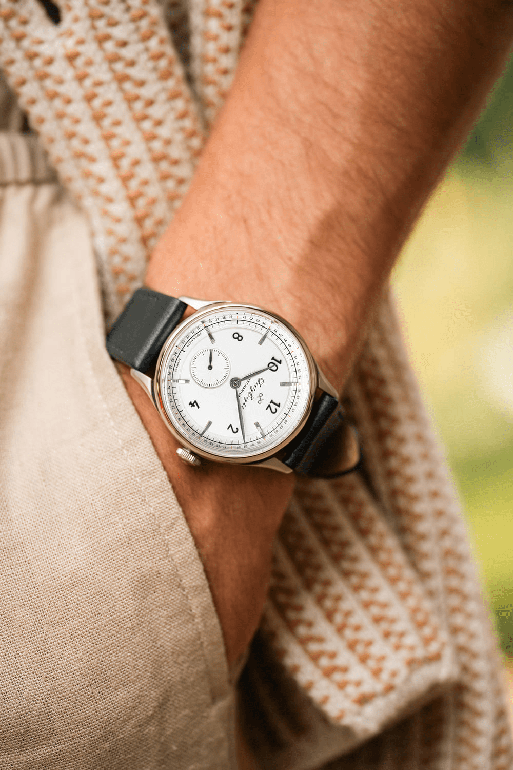 Montre automatique « 1968 Mechanical » par AV86, d'inspiration vintage, avec un cadran épuré, un verre saphir et un bracelet en cuir noir