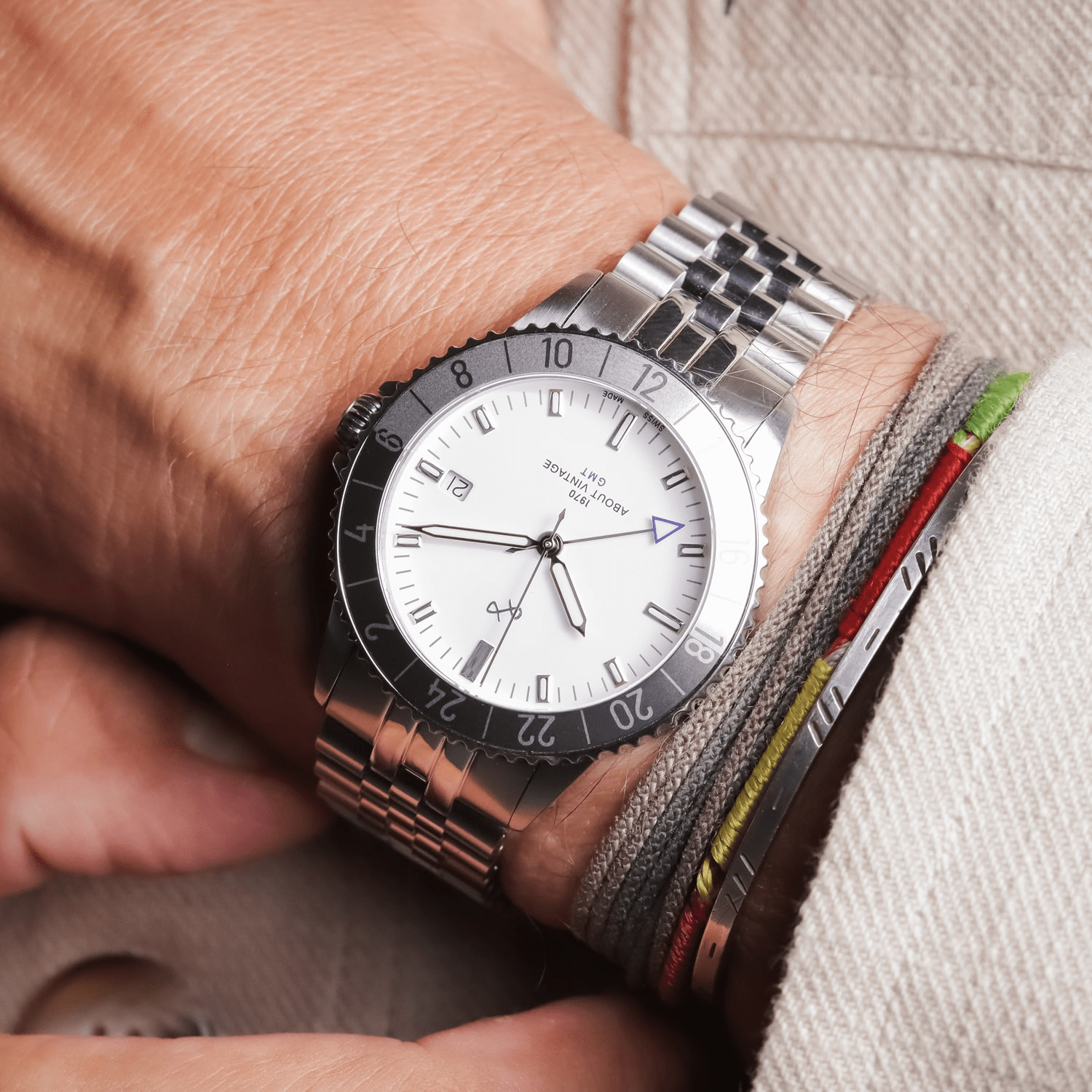 Montre Glacier GMT Automatique de 1970 par AV86 : modèle GMT d'inspiration vintage doté d'un verre saphir, d'une lunette tournante et d'un bracelet en acier inoxydable