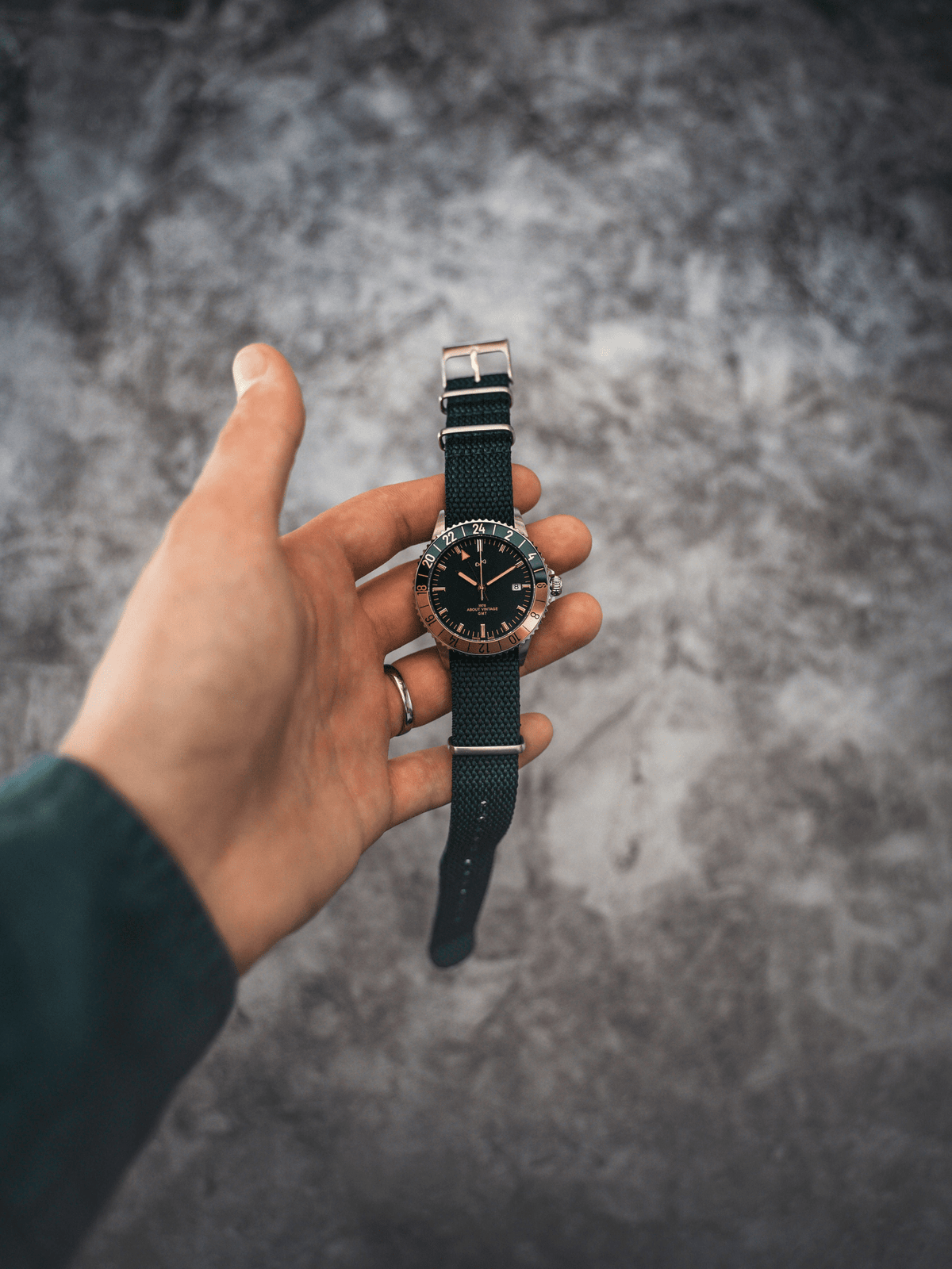 1970 Haagen GMT Automatic fra AV86 Watch – vintage-inspireret GMT-ur med Sapphire Crystal, kompasring og stofrem