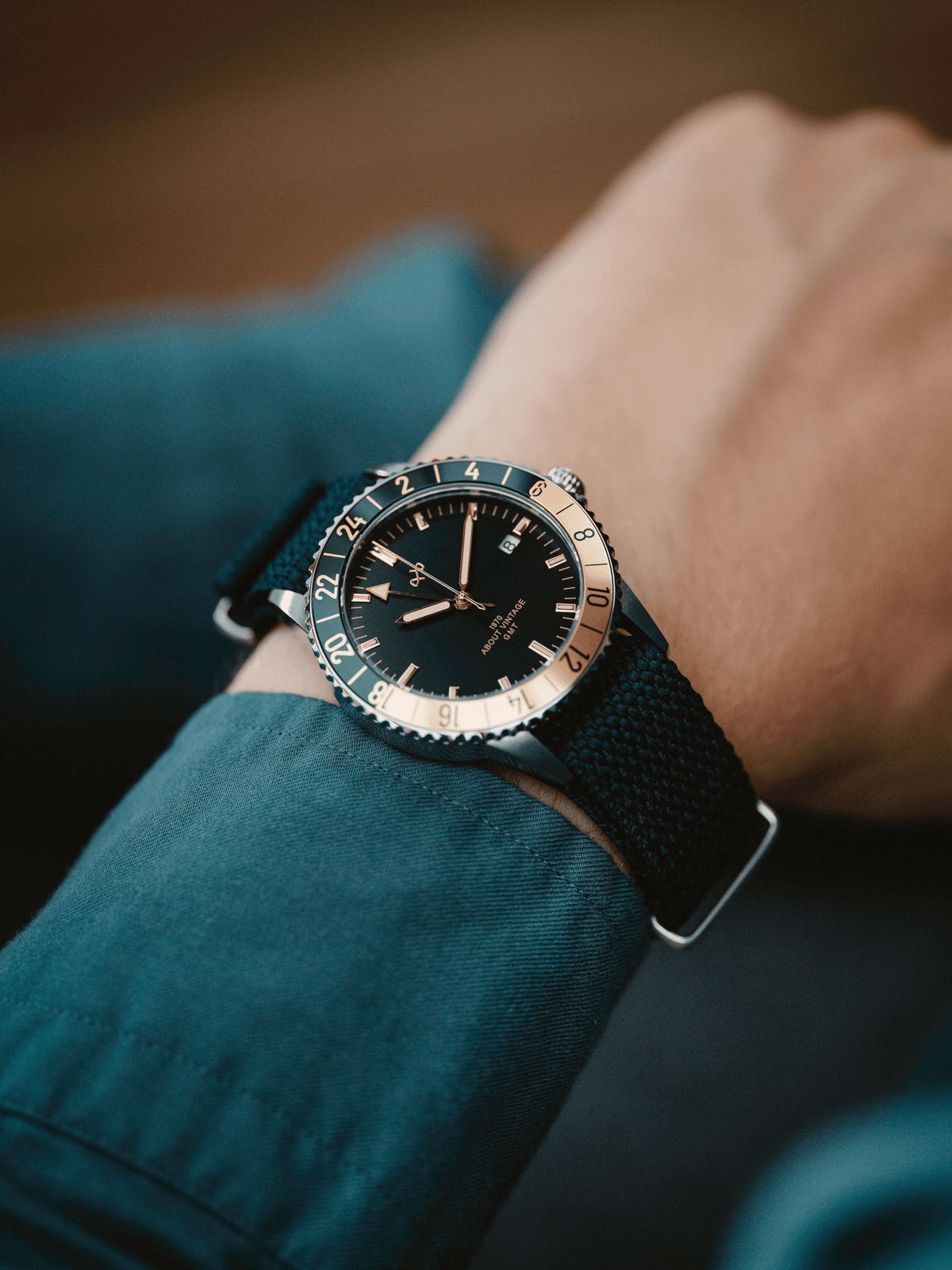 1970 Haagen GMT Automatic fra AV86 Watch – et vintage-inspireret luksus-GMT-ur med Sapphire Crystal, kompasring og sort vævet rem