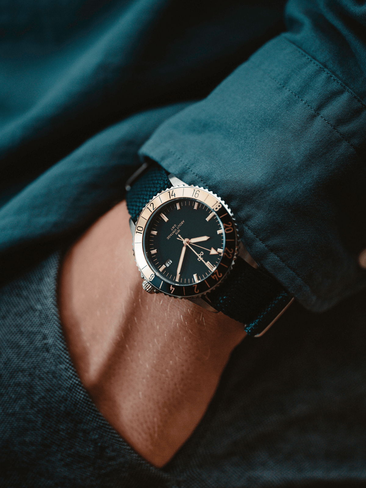 Haagen GMT Automatic fra 1970 af AV86 med vintage-inspireret urskive, Sapphire Crystal, kompasring og struktureret stofrem om håndleddet