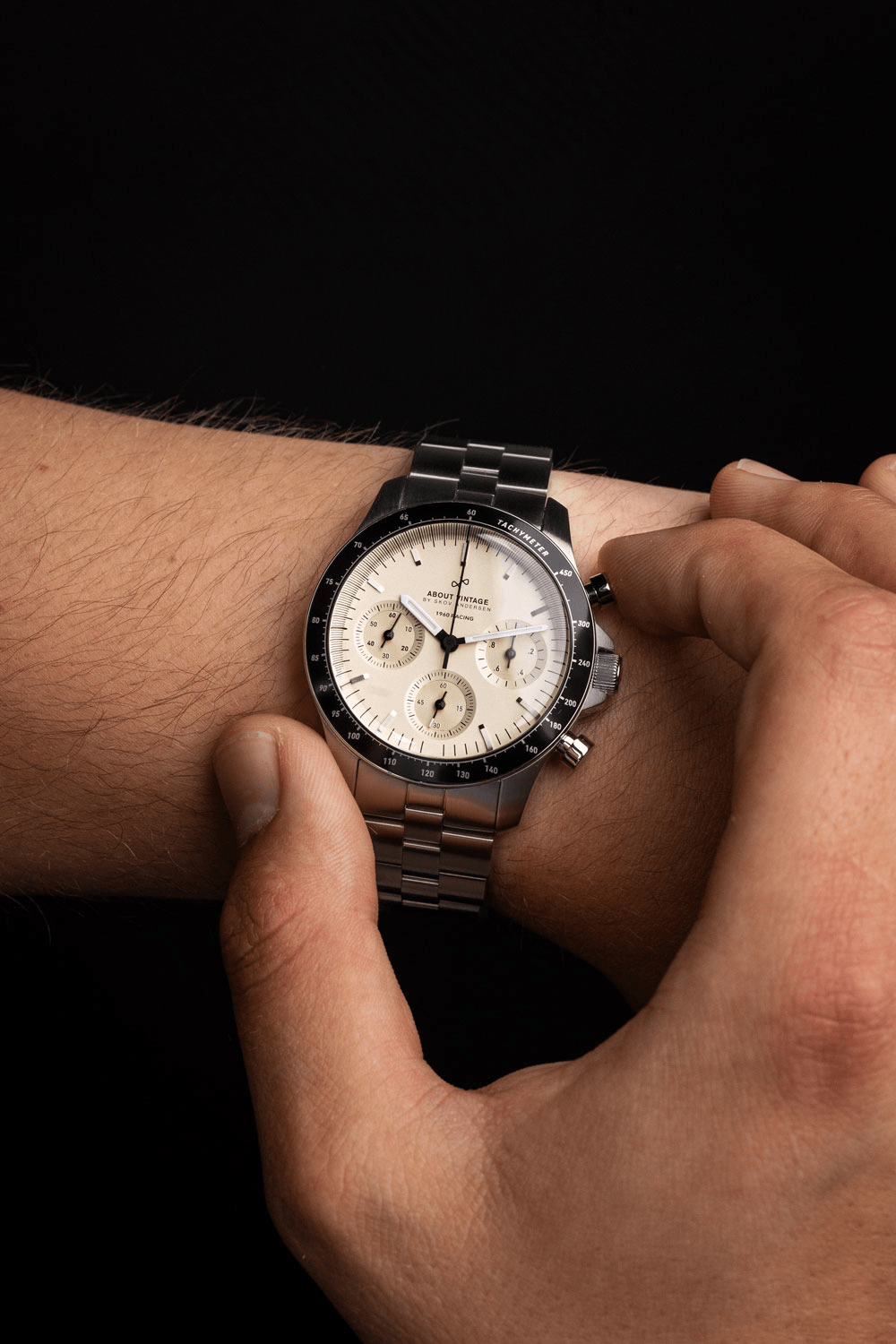 1960 Racing Chronograph by AV86 luxury vintage-inspired chronograph with sapphire crystal, tachymeter bezel, and metal bracelet strap