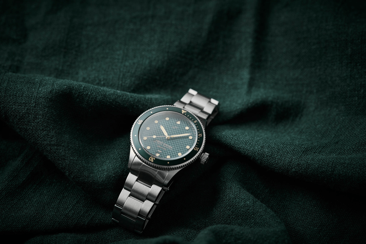 1926 At'sea, Green Turtle Vintage – 39MM by AV86 with sapphire crystal, vintage-inspired diver, compass bezel, and metal bracelet strap