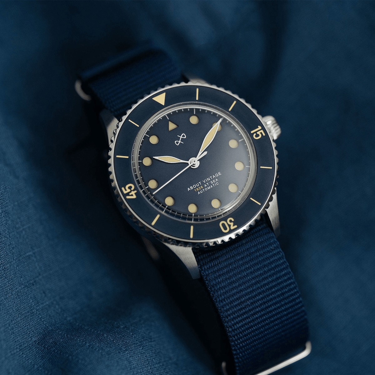 Montre de plongée d'inspiration vintage « 1926 Automatic » par AV86, dotée d'un Verre saphir, d'une lunette avec boussole et d'un bracelet en tissu bleu
