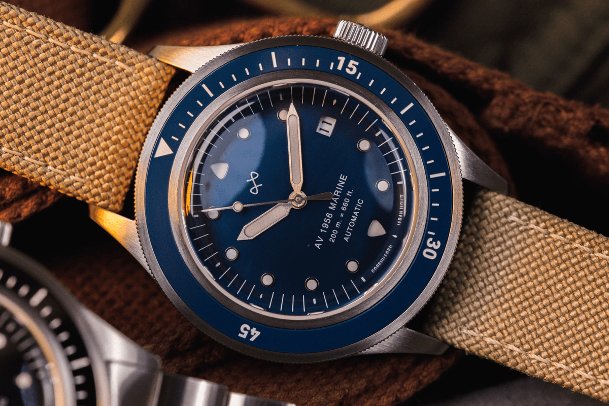 1956 Marine Automatic fra AV86 – vintage-inspireret dykkerur med Sapphire Crystal, automatisk urværk og beige stofrem
