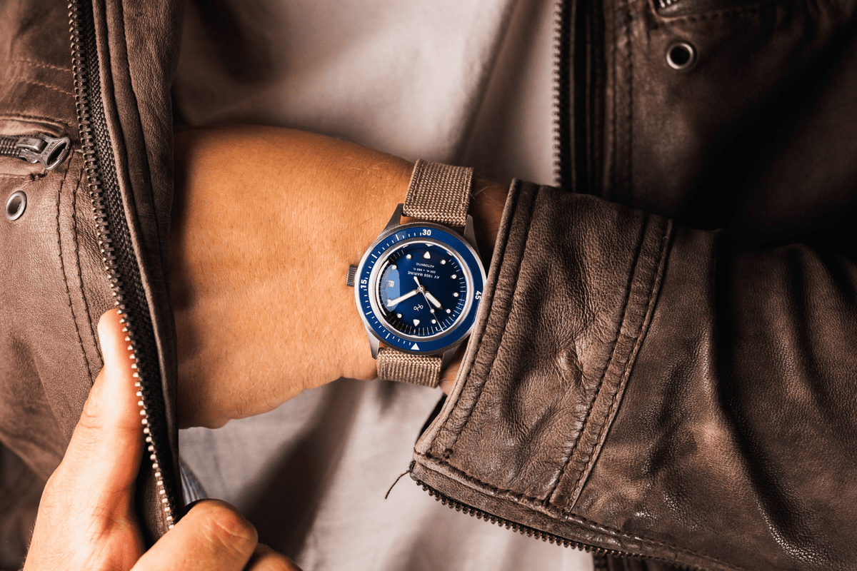 AV86 Marine Automatic fra 1956 – et vintage-inspireret dykkerur med Sapphire Crystal, kompasring og beige stofrem