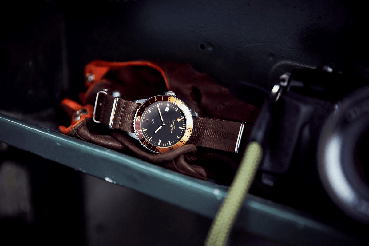 Haagen GMT Automatique de 1970, bordeaux - Montre GMT d'inspiration vintage fabriquée en Suisse par AV86, dotée d'un Verre saphir, d'un mouvement automatique Sellita et d'un bracelet en tissu