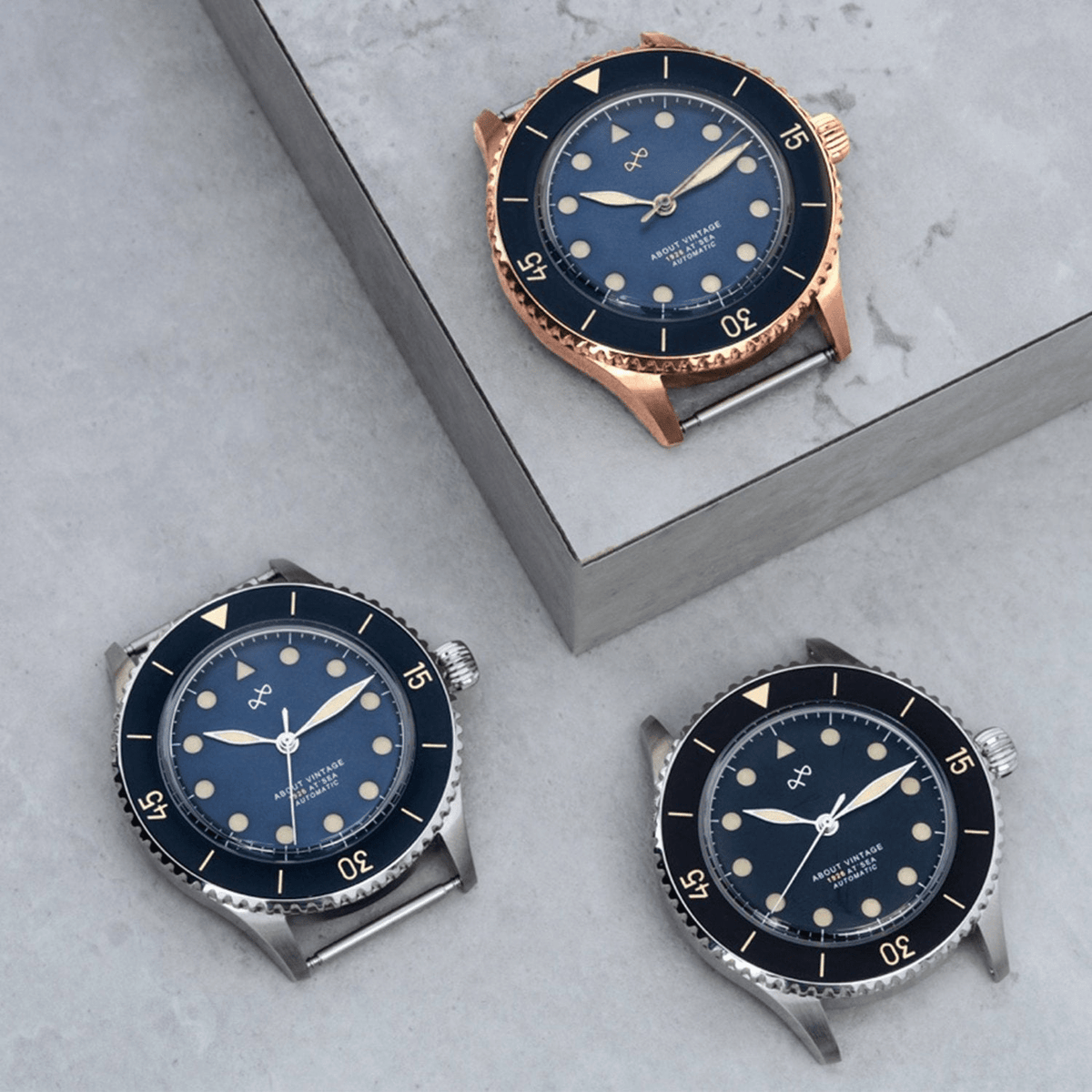 Modèle « 1926 Automatic » d'AV86 : montre de plongée d'inspiration vintage dotée d'un Verre saphir, d'une lunette boussole et de bracelets interchangeables, le tout dans un style minimaliste