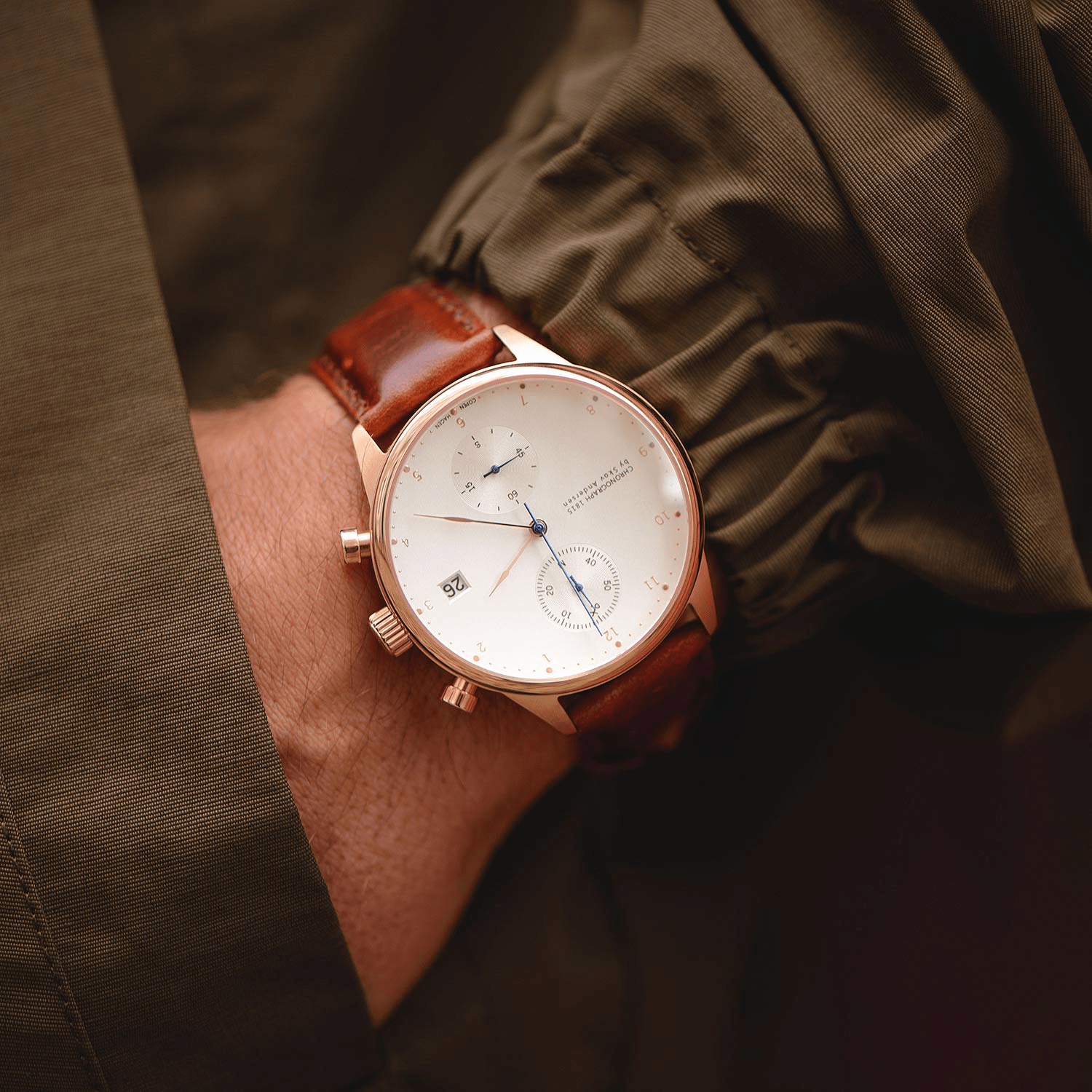 Chronographe 1815 en or rose par AV86 : garde-temps de luxe doté d'un cadran d'inspiration vintage, d'un verre saphir, de la Fonction chronographe et d'un bracelet en cuir marron