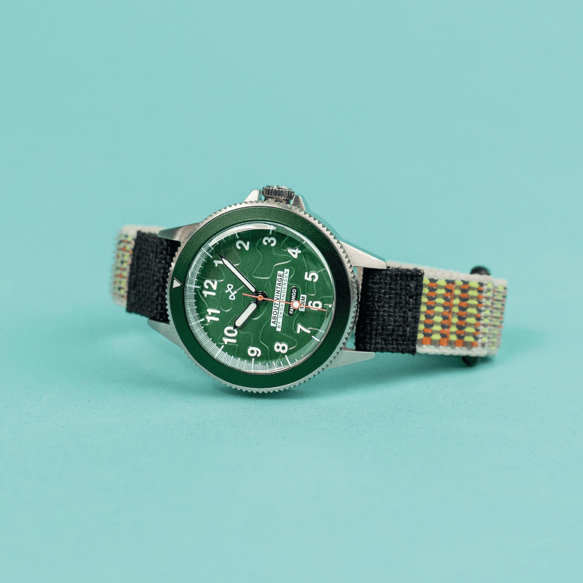 Montre pour enfant Fandango « BOB », verte / verte, de la marque AV86, avec de grands chiffres luminescents, un guichet jour-date et un bracelet en tissu tissé