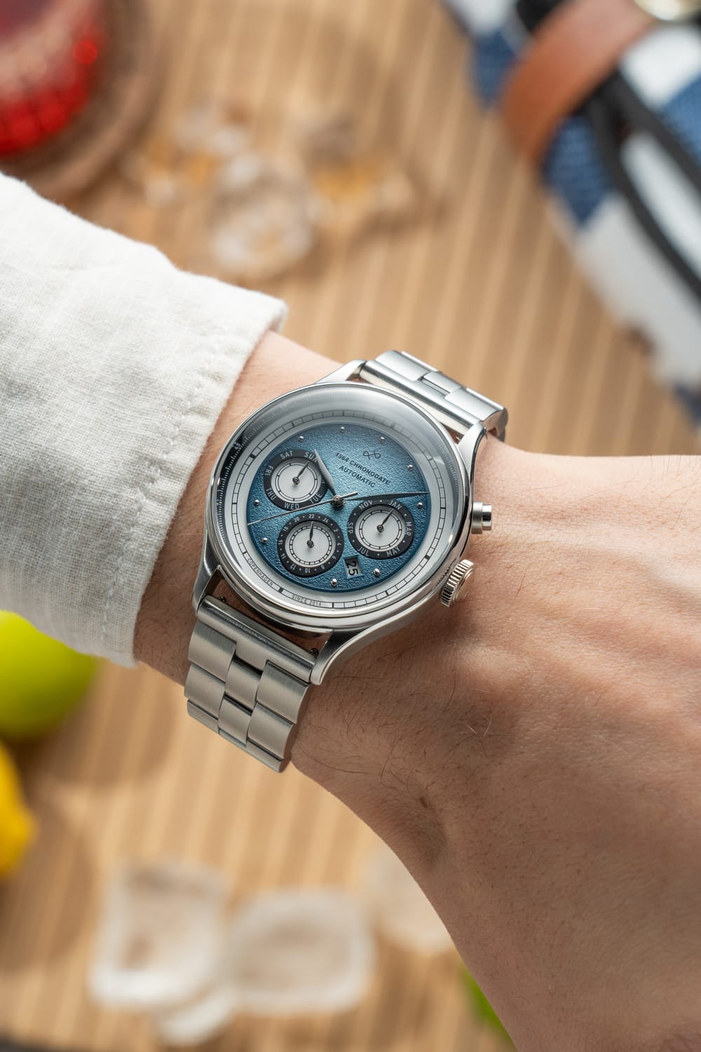 アラミスト 1564 Chronodate Automatic, Steel / Ice Blue & White | Free
