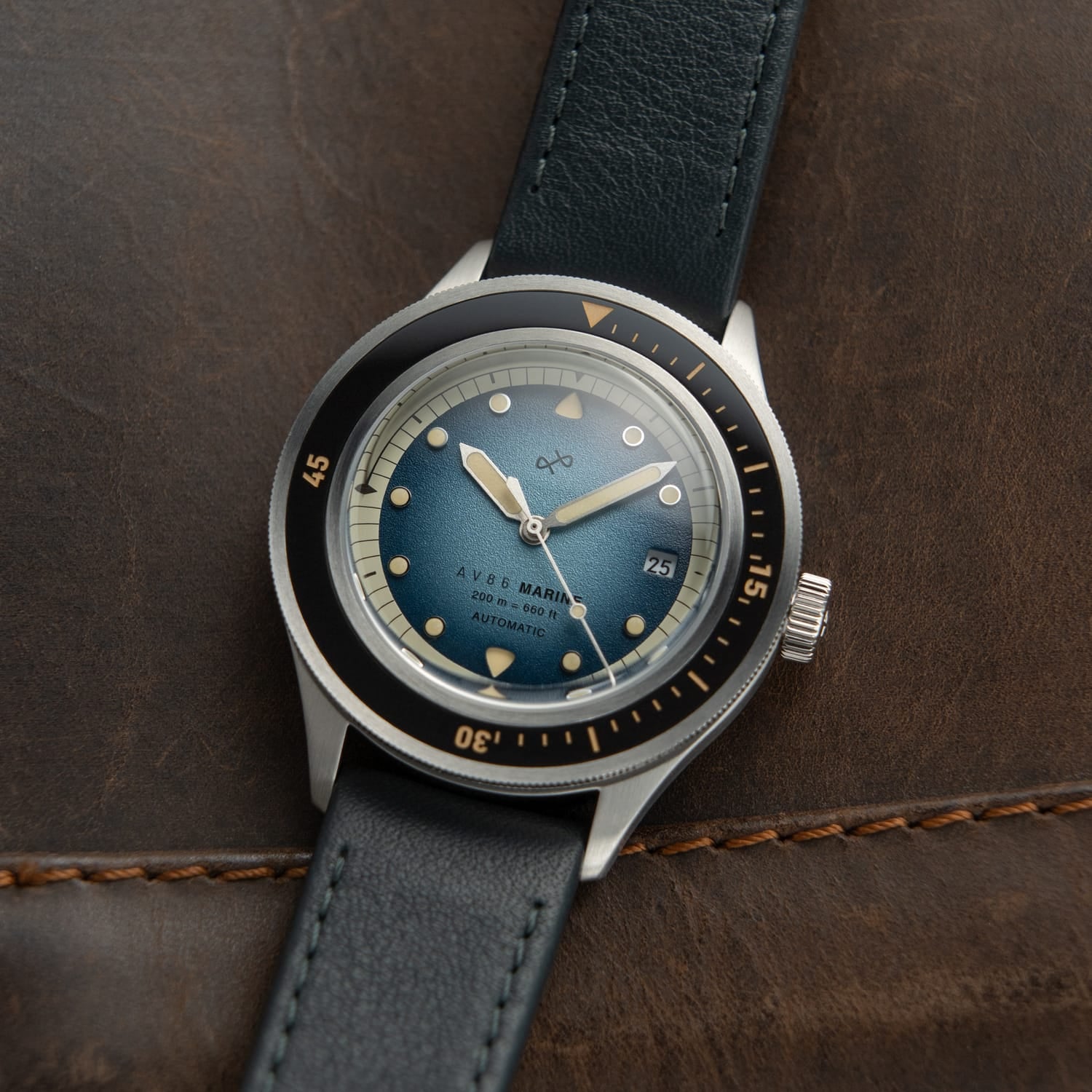 AV86製の1956年モデル「Marine Automatic」、スチール製ケースにブルー・フェード仕上げを施した高級タイムピース。レザーストラップ付きで、ヴィンテージ風のデンマークデザイン要素を取り入れています。