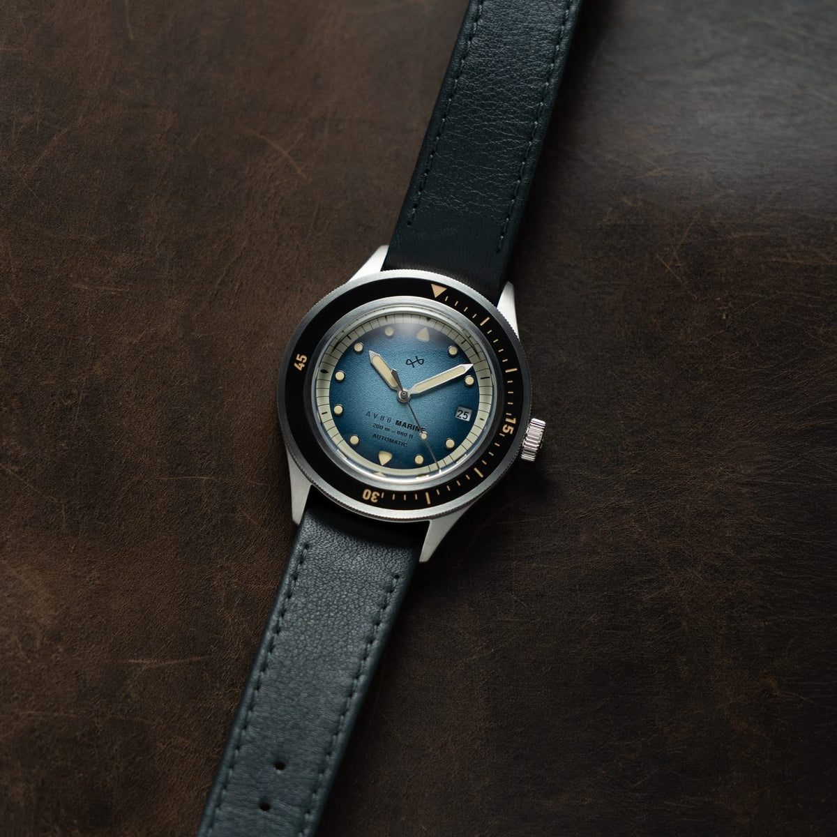 1956 Marine Automatic, luksuriøst ur i stål med blå farveovergang fra AV86, med vintage-inspireret urskive i blå farveovergang og sort læderrem