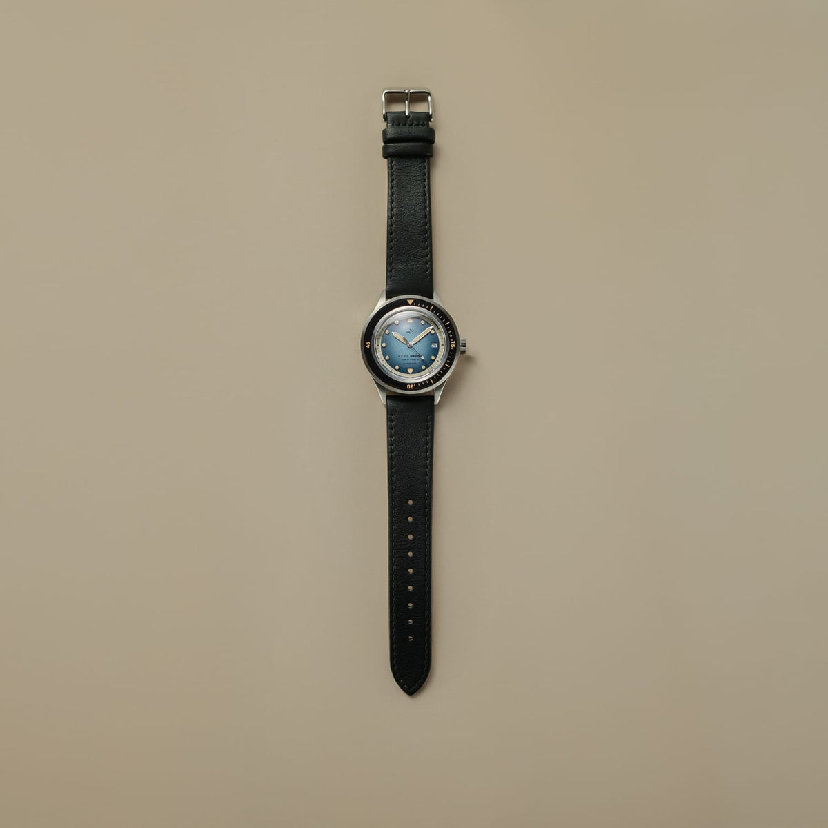 1956 Marine Automatic, stål / blå gradient – vintage-inspireret ur fra AV86 Watch med urskive i blå gradient og sort læderrem i nordisk minimalistisk stil