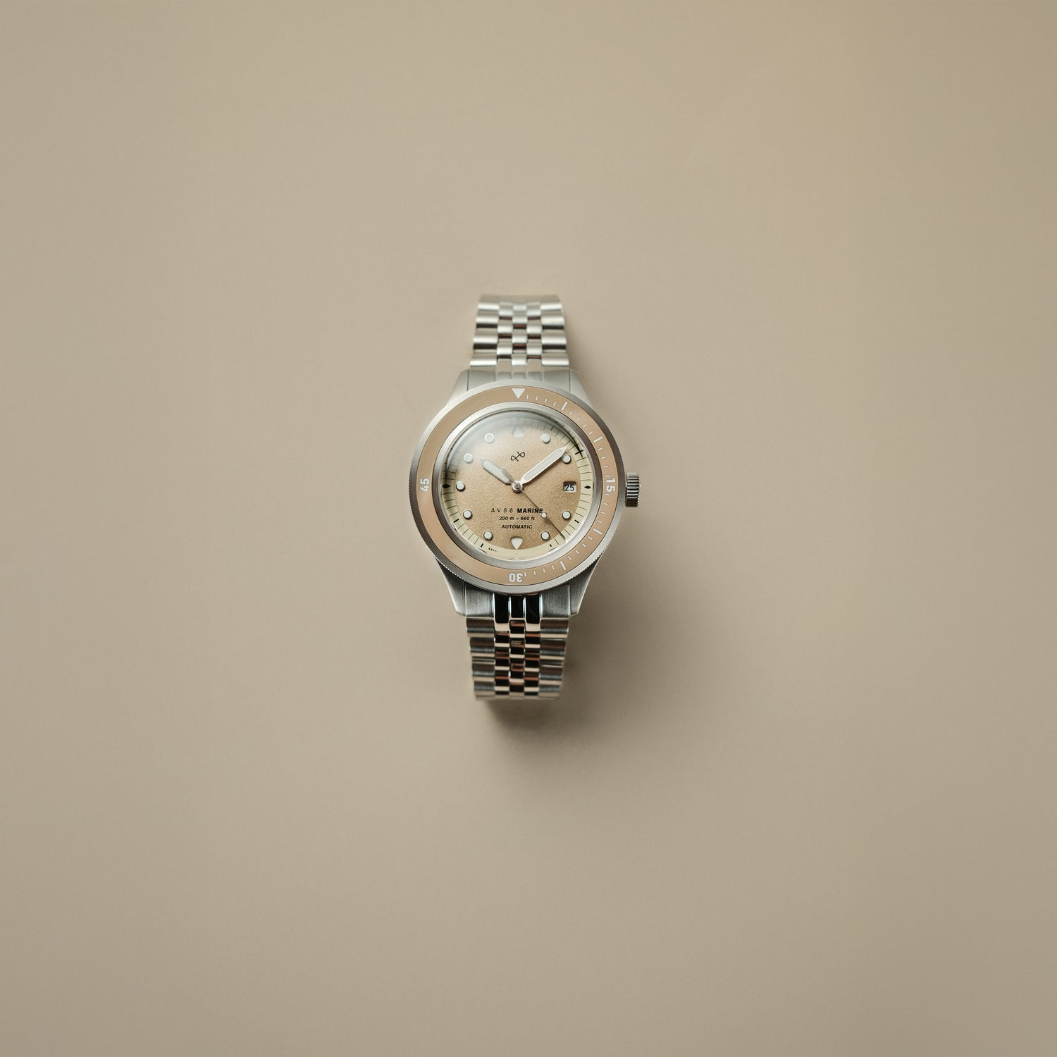 AV86製「1956 Marine Automatic、スチール／サンド」は、スチール製ブレスレットとサンドカラーの文字盤を備えた、デンマークデザインスタイルのヴィンテージ風時計です