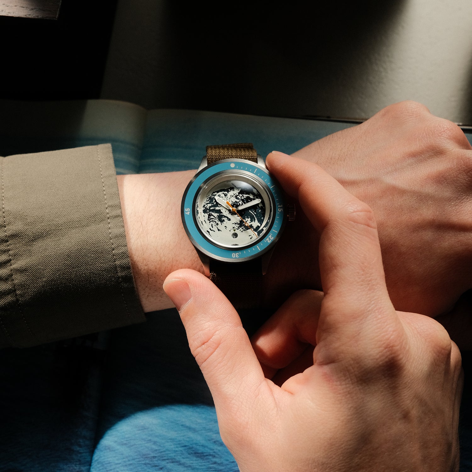 Earthrise WWF Partnership, Zeitmesser mit Automatik / Luxusuhr der Edition 2026 von AV86 im nordischen Minimalismus-Stil und mit Vintage-inspiriertem Design.