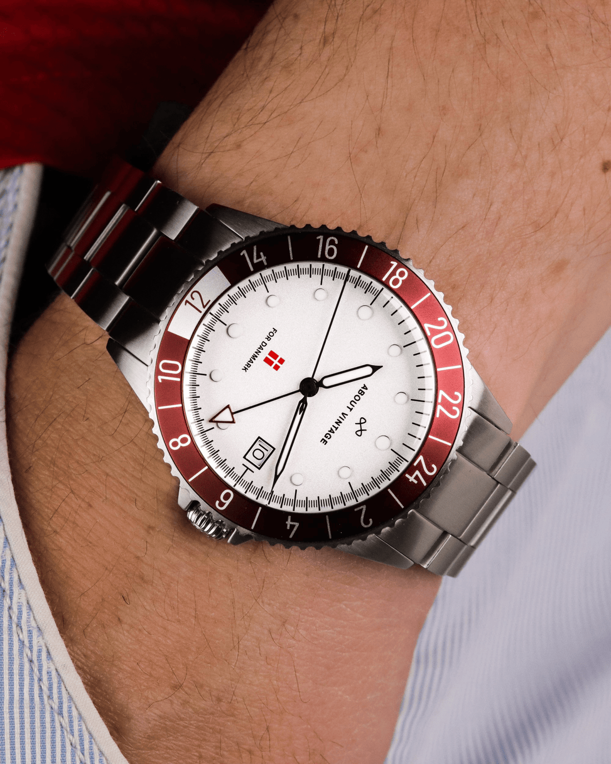 Danmark Det Officielle Landsholdsur, 1889 / DBU – 41 mm von AV86 mit Zifferblatt im Vintage-Stil, GMT-Lünette, Saphirglas und Metallarmband
