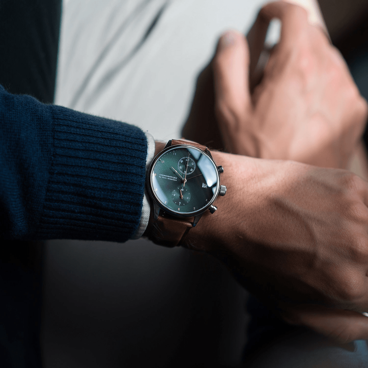 Chronograph 1815 d'AV86, doté d'un cadran d'inspiration vintage, d'un verre saphir, de la Fonction chronographe et d'un bracelet en cuir marron