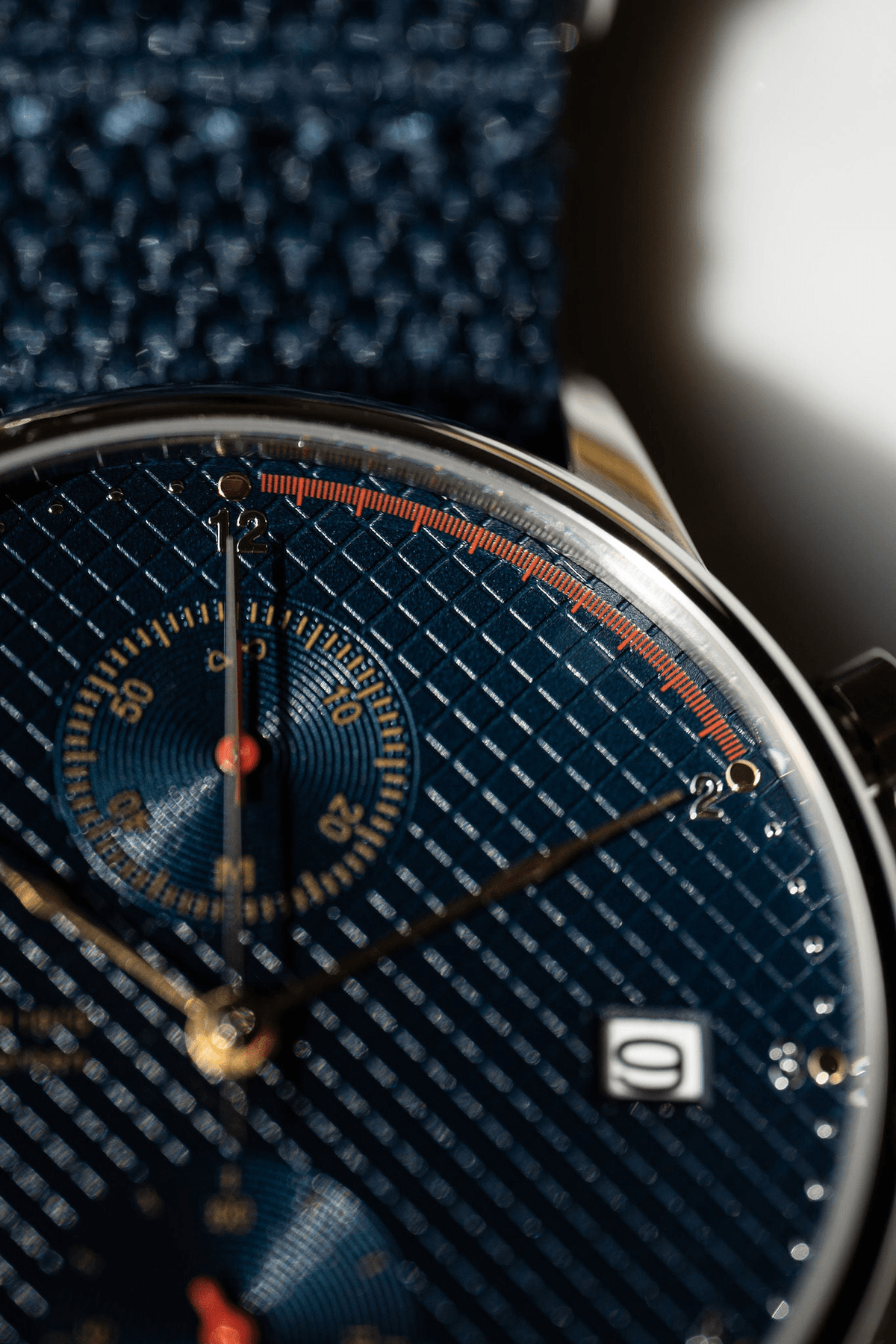 1815 Justin Gatlin von AV86 – Luxuschronograph mit strukturiertem Zifferblatt, Saphirglas, Datumsanzeige und blauem Stoffarmband